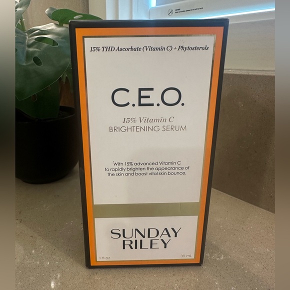 Sunday Riley C.E.O. 15% Vitamin C Brightening Serum - Picture 2 of 7
